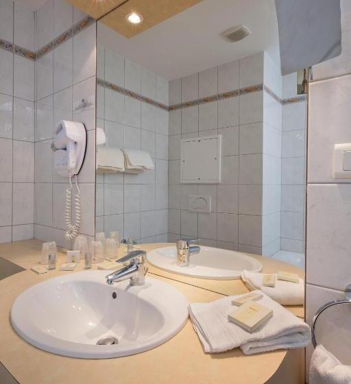 Номер Комфорт, Logis Hôtel De La Tour