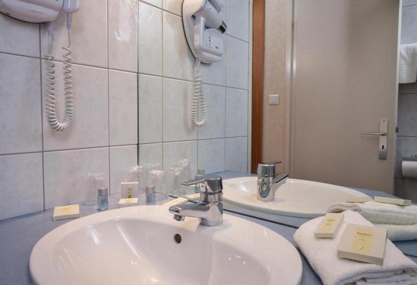 Семейный Номер, Logis Hôtel De La Tour