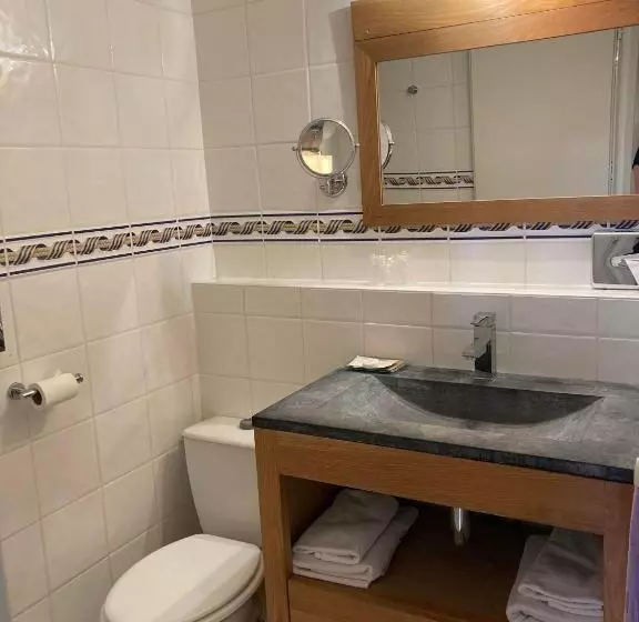 Standard Neljän Hengen Huone, Hôtel De La Poste