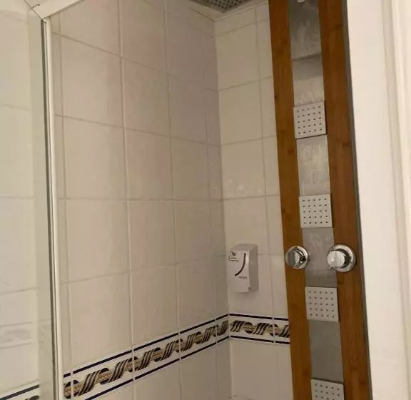 Standard Neljän Hengen Huone, Hôtel De La Poste