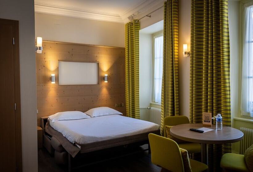 غرفة عائلية, Logis Hôtel De La Tour