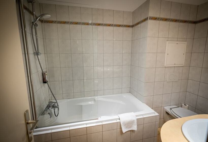 Семейный Номер, Logis Hôtel De La Tour