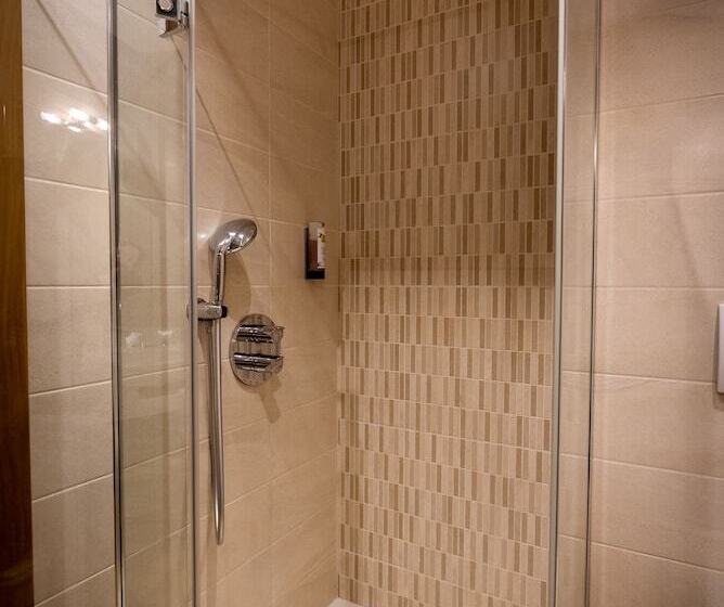 غرفة عائلية, Logis Hôtel De La Tour