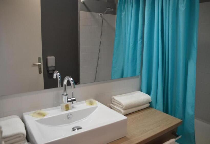 חדר משפחתי, Hôtel Des Druides