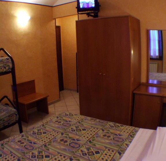 חדר סטנדרט לשלושה, Isolabella