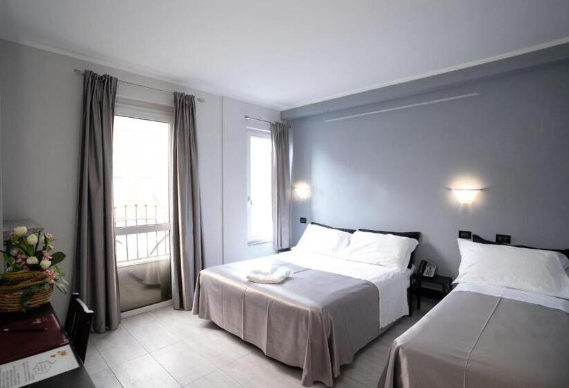 غرفة قياسية ثلاثية, J