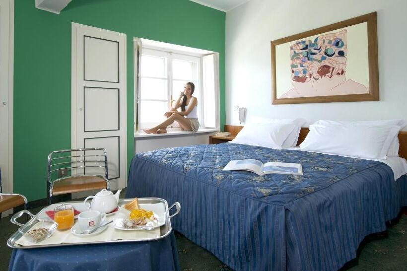 Номер Стандарт Вид на Горы, La Torre