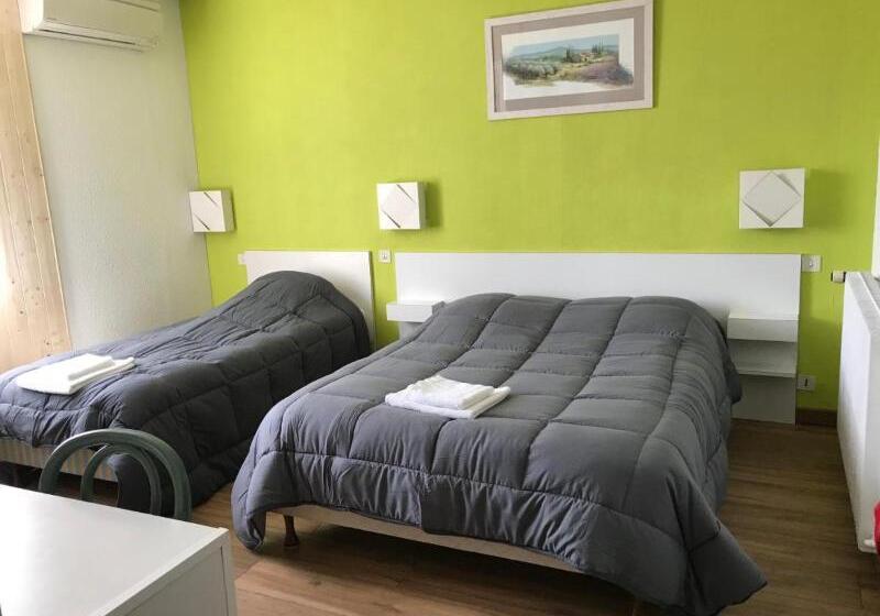 标准三人间, Les Chenes