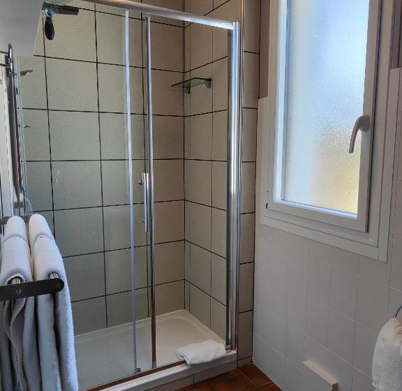 חדר משפחתי, Les Rochers