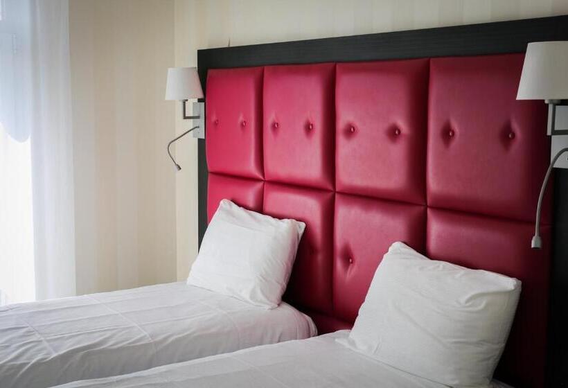 家庭间, Logis Hôtel Saint Guirec Et De La Plage