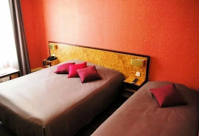 スタンダードトリプルルーム, Logis Hôtels   Le Pont Bernet   Hotel 2 étoiles Et Restaurant
