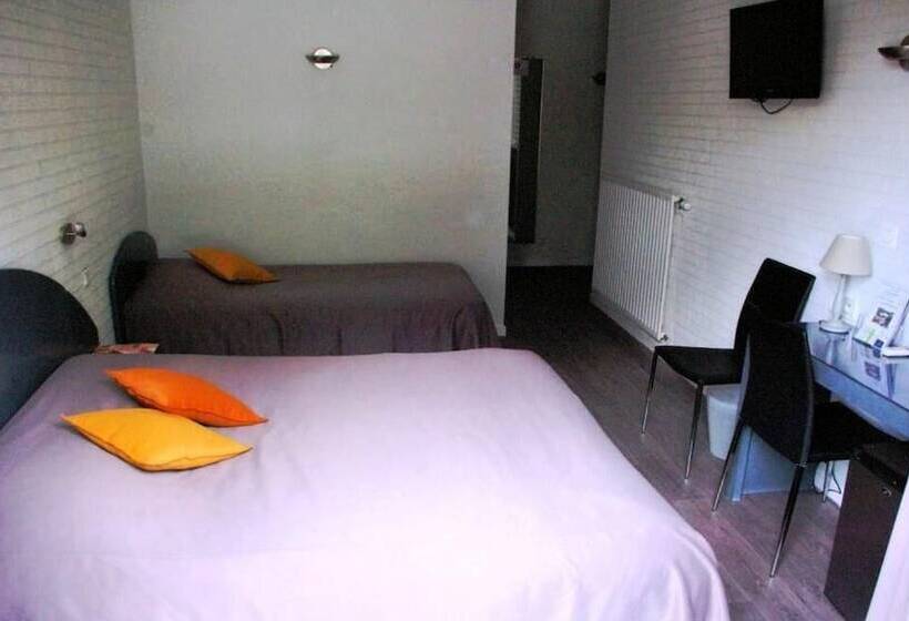 Номер Стандарт Трехместный, Logis Hôtels Le Pont Bernet Hotel 2 étoiles Et Restaurant