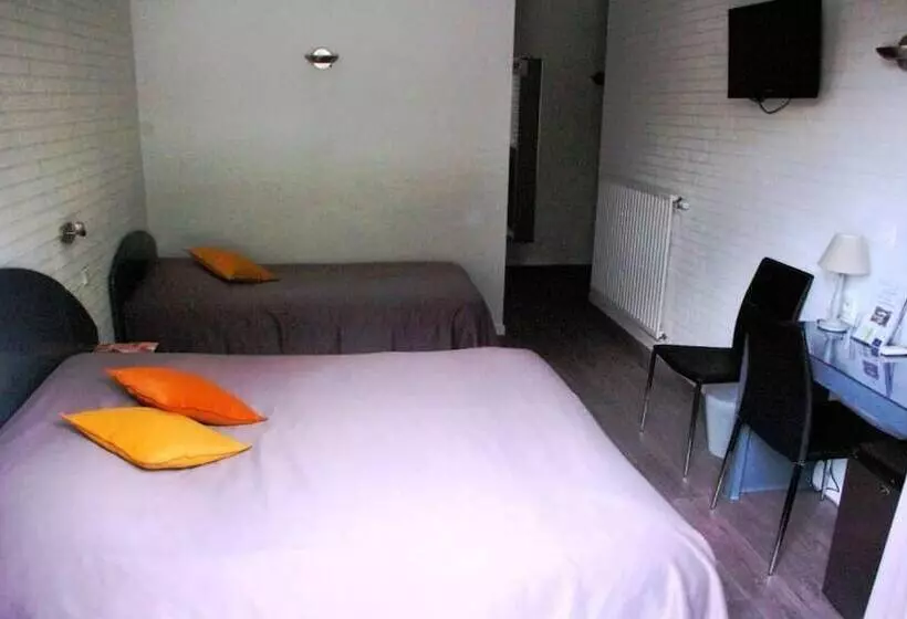 スタンダードトリプルルーム, Logis Hôtels   Le Pont Bernet   Hotel 2 étoiles Et Restaurant