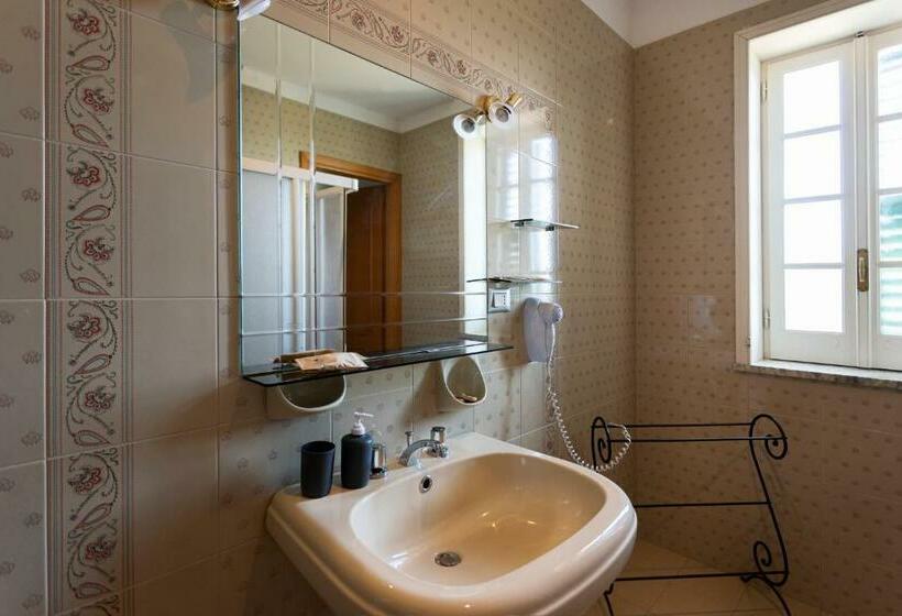 חדר קומפורט לשלושה, Giogaia