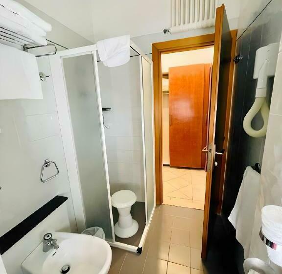 غرفة قياسية ثلاثية, Europa