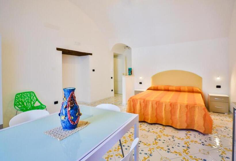 اتاق لوکس, Della Monica Rooms
