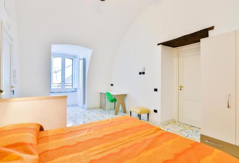 غرفة قياسية, Della Monica Rooms