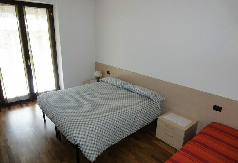 غرفة قياسية ثلاثية حمام مشترك, B&b Carunei