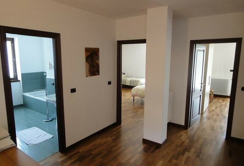 غرفة قياسية ثلاثية حمام مشترك, B&b Carunei