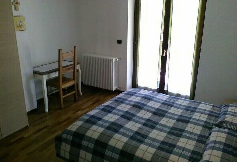 غرفة قياسية ثلاثية حمام مشترك, B&b Carunei