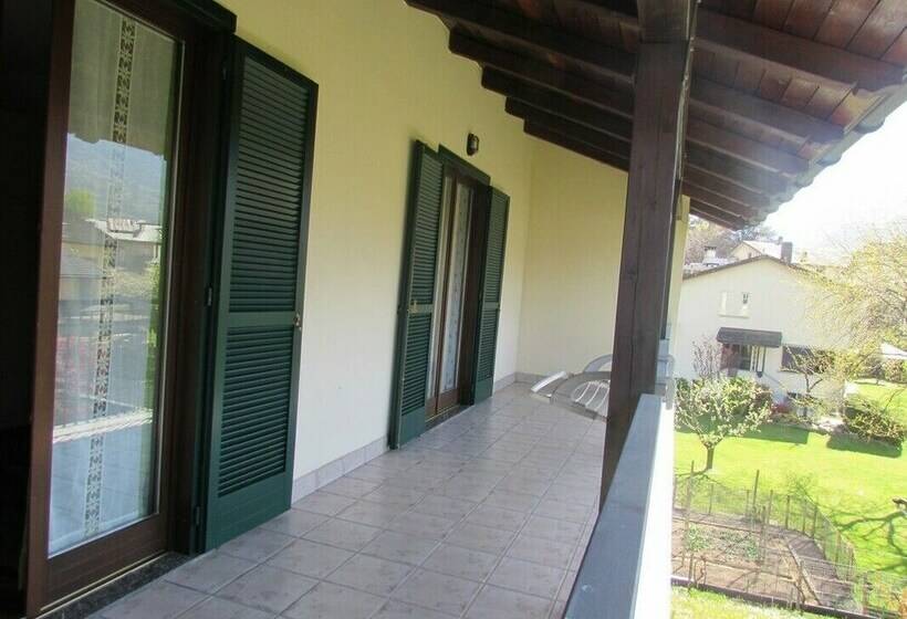 غرفة قياسية ثلاثية حمام مشترك, B&b Carunei