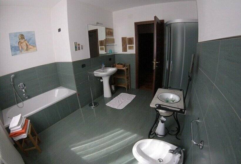 غرفة قياسية ثلاثية حمام مشترك, B&b Carunei