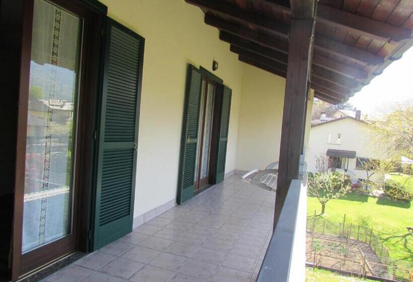 غرفة قياسية ثلاثية حمام مشترك, B&b Carunei