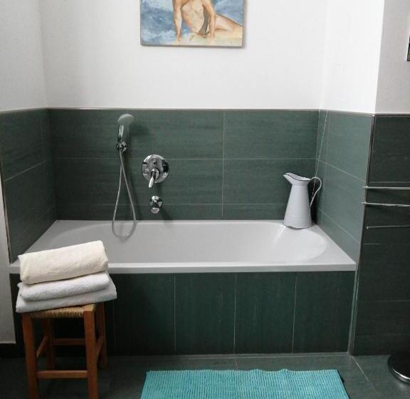 غرفة قياسية ثلاثية حمام مشترك, B&b Carunei