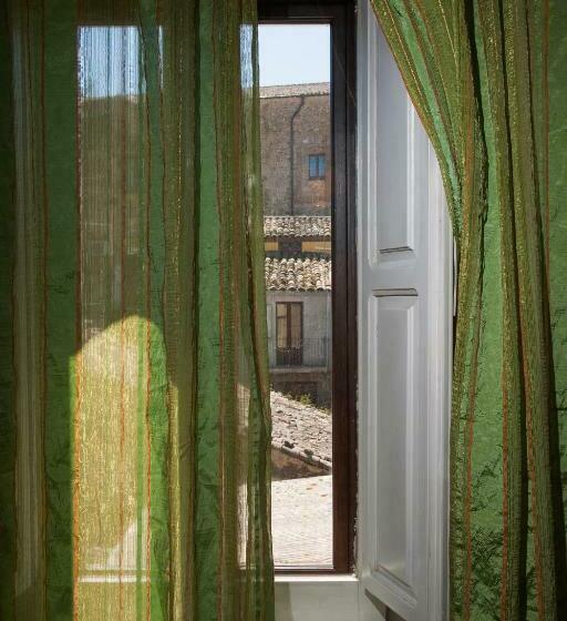 חדר סטנדרט לשלושה, Umberto 33