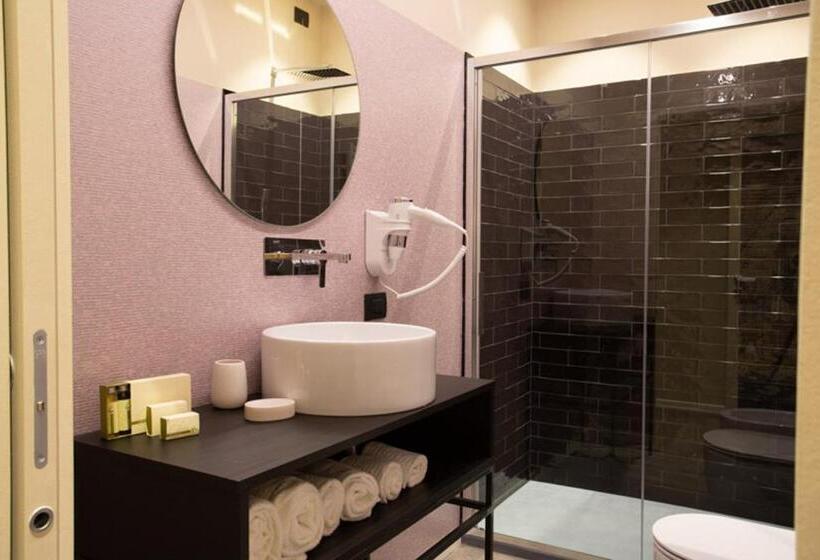 اتاق اکونومی, Theatrum Rooms And Suite