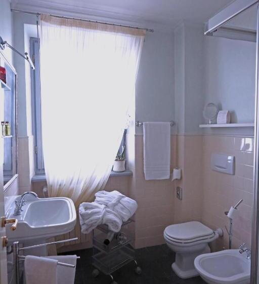 جناح جونيور مزوَّد بتراس, Albergo Castiglione Langhe