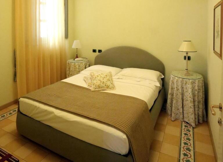 جناح جونيور مزوَّد بشرفة, Albergo Castiglione Langhe