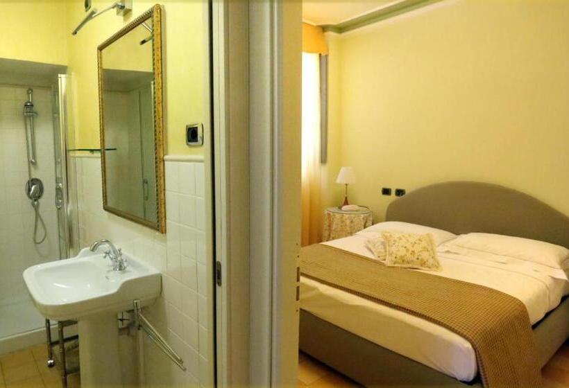 جناح جونيور مزوَّد بشرفة, Albergo Castiglione Langhe