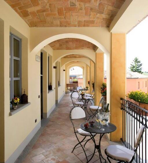 جناح جونيور مزوَّد بشرفة, Albergo Castiglione Langhe