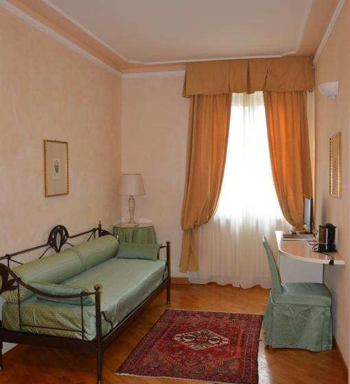 جناح جونيور مزوَّد بشرفة, Albergo Castiglione Langhe