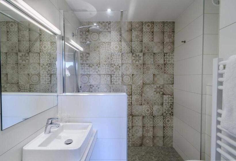 패밀리 룸, L Aragon