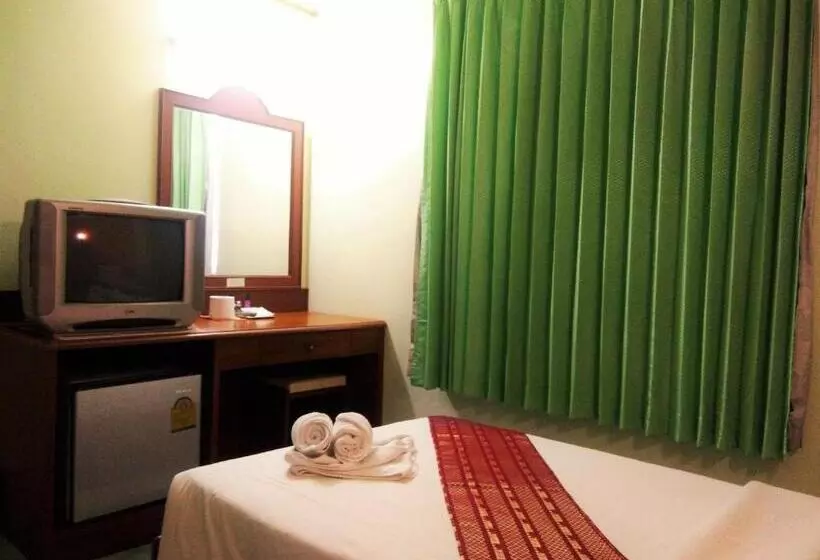 Triple Standard Room with Bunk Beds, Thepparat Lodge Krabi