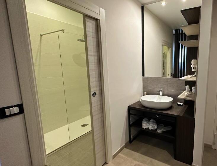 豪华三人间, Tonic