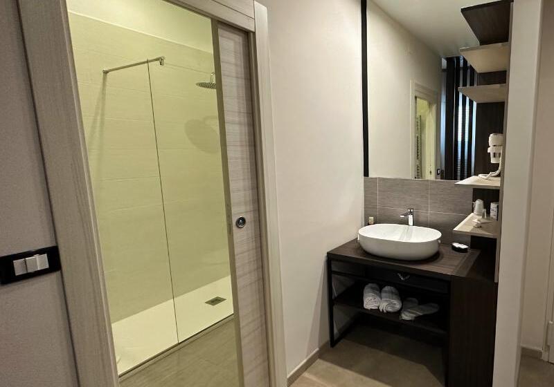 豪华三人间, Tonic