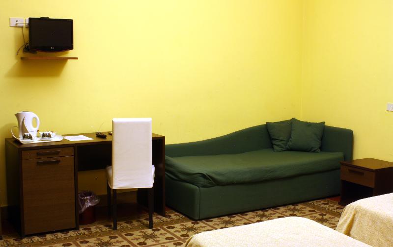 四人标准间, Tonic