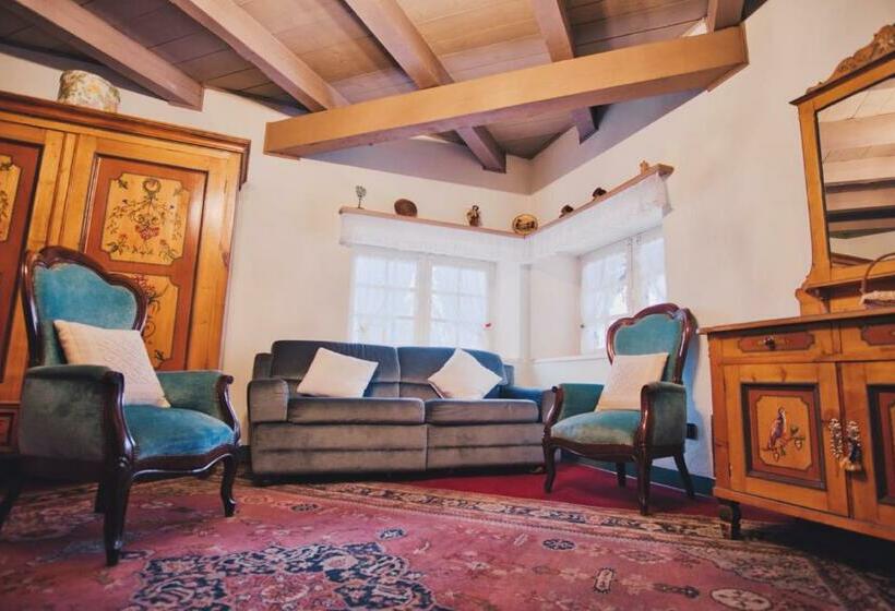 جناح مطلّ علي الجبل, La Crestolina