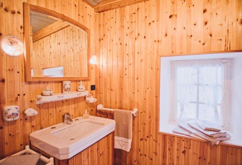 جناح مطلّ علي الجبل, La Crestolina