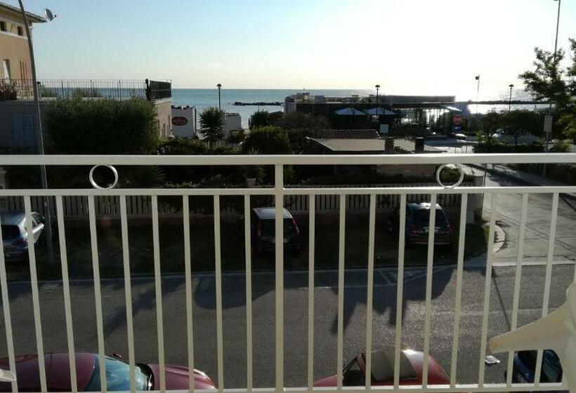 غرفة قياسية مطلّة علي البحر مزوَّدة بشُرفة, B&b Galletto