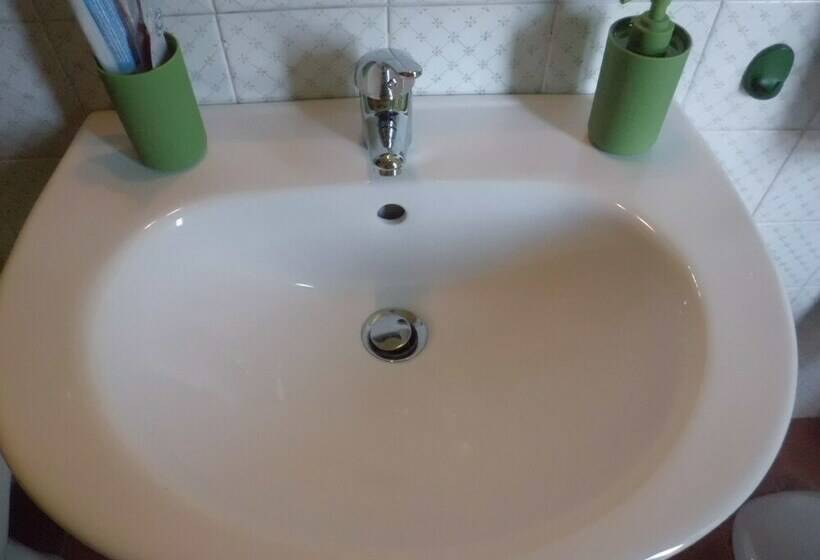 로맨틱 룸, At Armando S Home