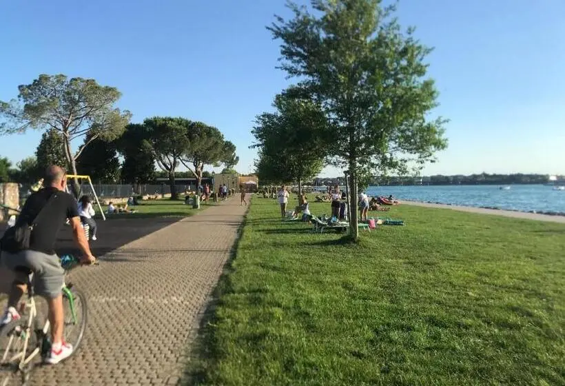 اتاق استاندارد چهارنفره با چشم‌انداز باغ, Garda Relais Luna Blu