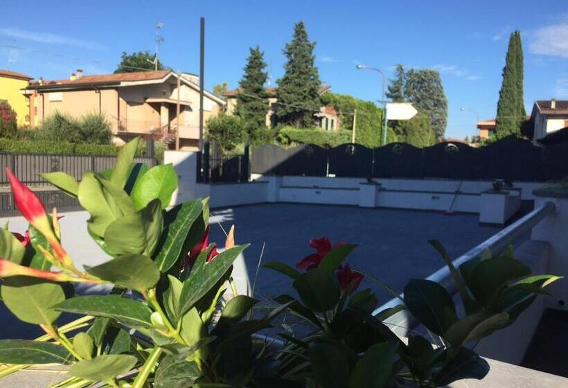 اتاق استاندارد چهارنفره با چشم‌انداز باغ, Garda Relais Luna Blu