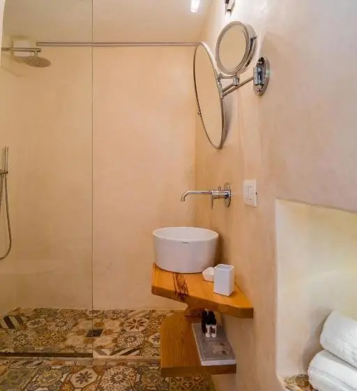 سوییت لوکس, B&b Corte Patitari