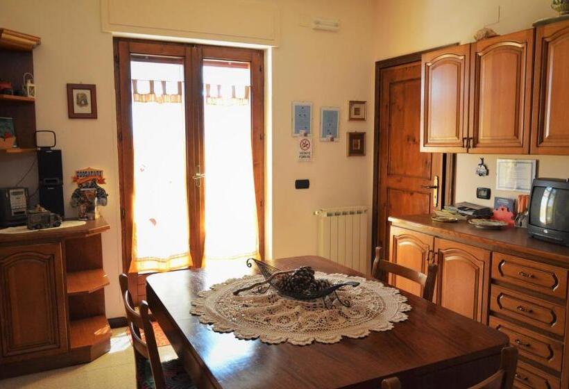 חדר משפחתי, Casa Delle Rondini