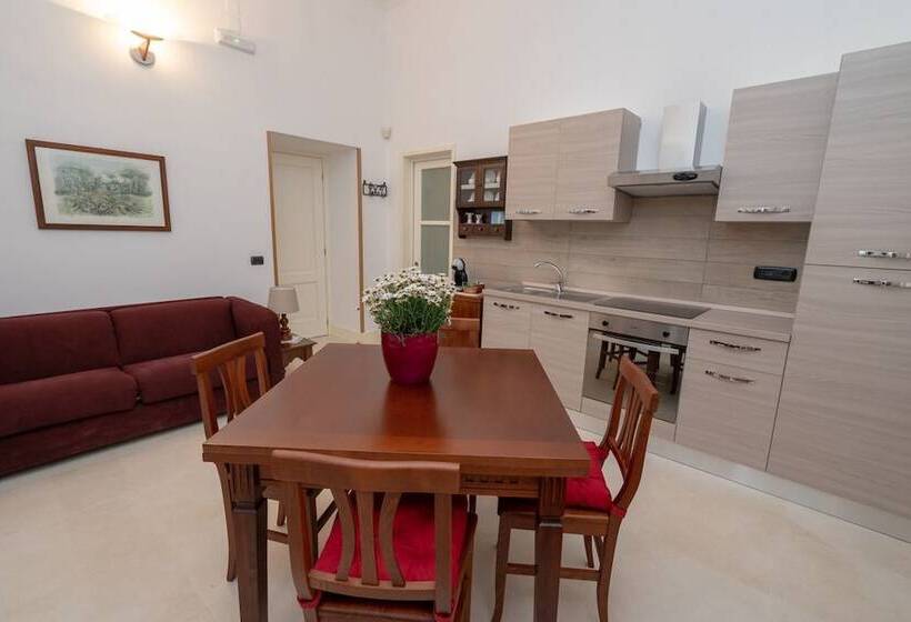 سوئیت سینیور, La Dimora Dei Reali