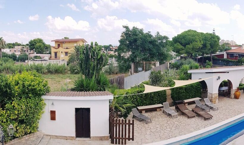 プールビューのスタンダードクアドラプルルーム, Villa Lina Bed&breakfast